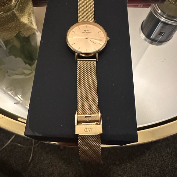 🕐 Great Condition 32mm Unitone Daniel Wellington Watch in Gold - Picture 6 of 11